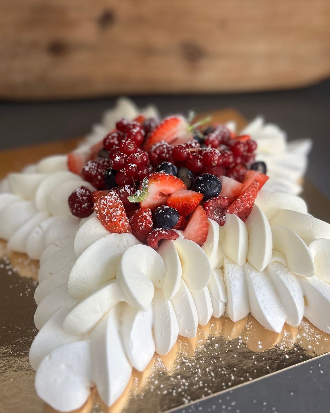 Tarta de nata y frutos rojos