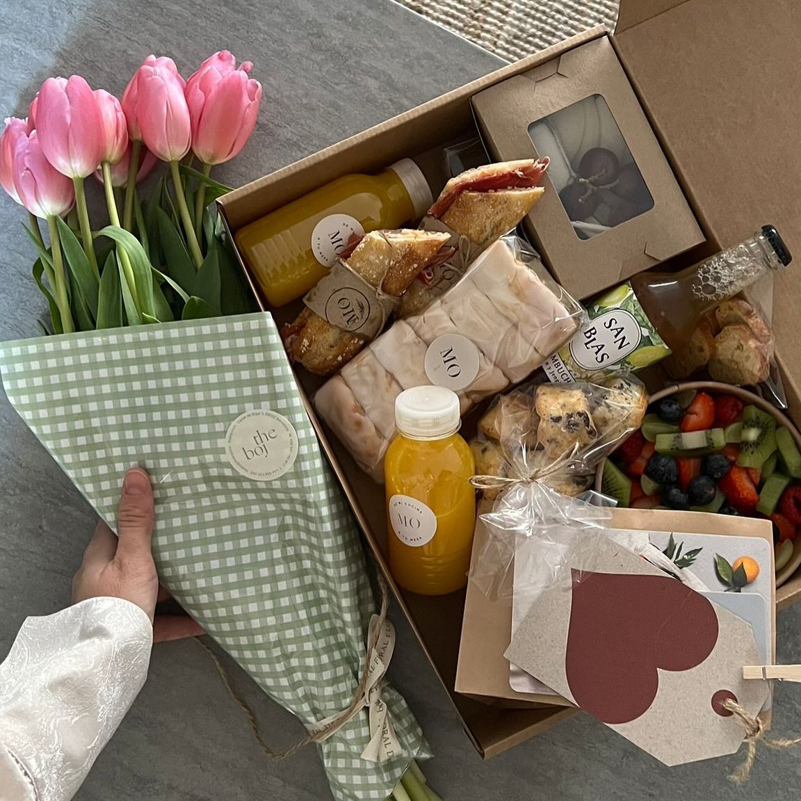 Gift box MO en la Cocina con tulipanes